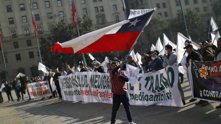 17 de Junio de 2022/SANTIAGOLos trabajadores de la Divisin Ventanas llegaron hasta el Palacio de La Moneda a esperar las definiciones del directorio de CODELCO para las inversiones que permitan asegurar el futuro de su Fundicin y Refinera.
FOTO: CRISTOBAL ESCOBAR/AGENCIAUNO