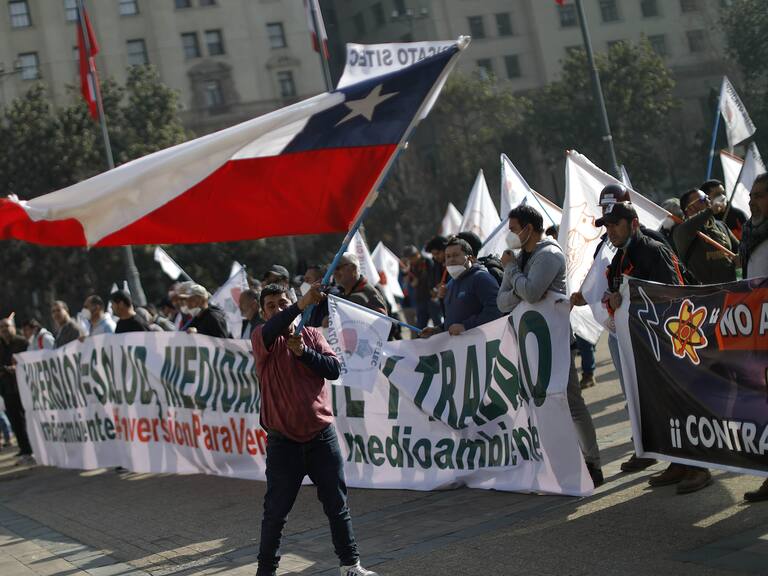 17 de Junio de 2022/SANTIAGOLos trabajadores de la Divisin Ventanas llegaron hasta el Palacio de La Moneda a esperar las definiciones del directorio de CODELCO para las inversiones que permitan asegurar el futuro de su Fundicin y Refinera.
FOTO: CRISTOBAL ESCOBAR/AGENCIAUNO