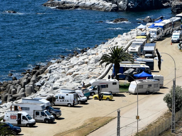 Se gasta la herencia de los hijos viajando: la profe jubilada que espera el Año Nuevo en su motorhome en Valparaíso