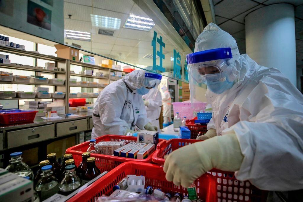 Científicos de la Cruz Roja examinan muestras del Covid-19 en el Hospital de Wuhan