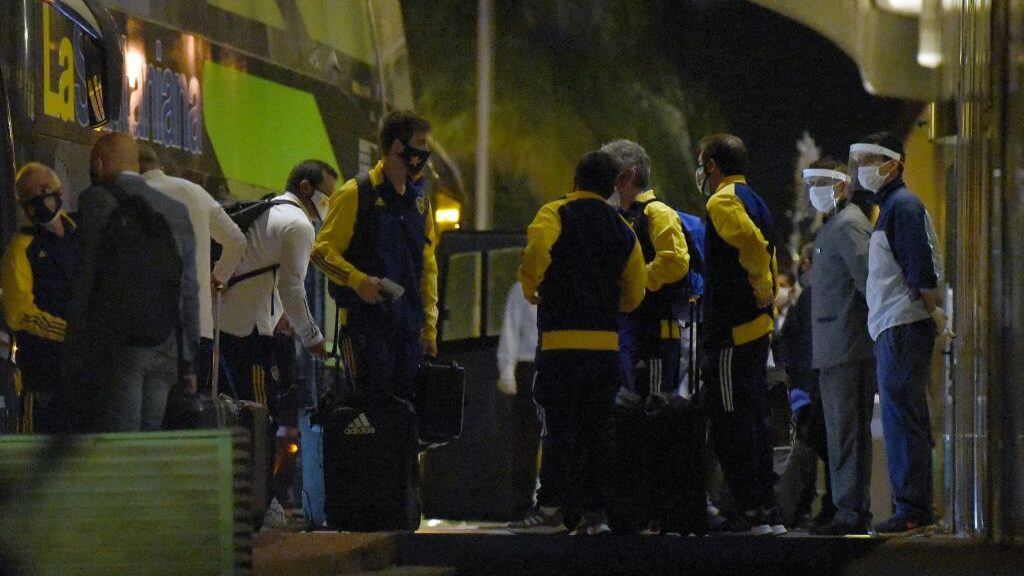 Argentina's Boca Juniors team arrives at a hotel in Asuncion on Setember 16, 2020, ahead of a Copa Libertadores football match against Paraguay's Libertad. (Photo by NORBERTO DUARTE / AFP) (Photo by NORBERTO DUARTE/AFP via Getty Images)