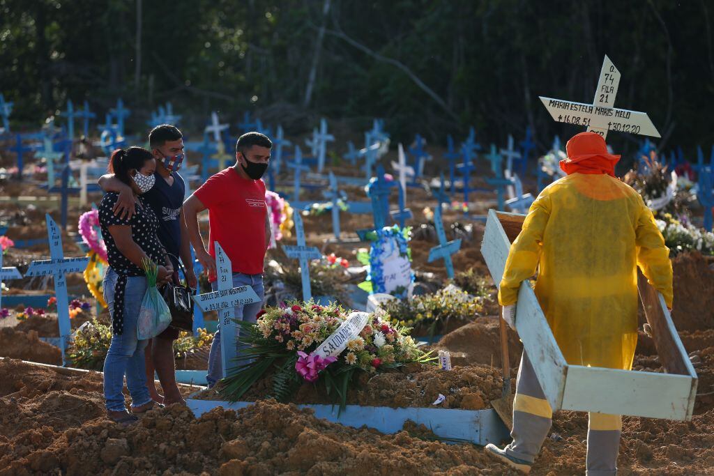 Funeral de víctima del Covid-19 en un cementerio de Manaos