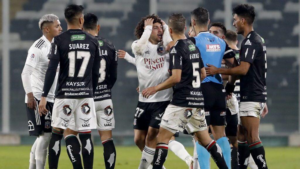 8 de Mayo del 2021/SANTIAGOMaximiliano Falcon(c) le reclama al arbitro Fernando Véjar ,durante la ultima semana ,durante el partido valido por la séptima fecha del Campeonato Nacional AFP PlanVital 2021, entre Colo Colo vs Palestino, disputado en el Estadio Monumental.
FOTO:FRANCISCO LONGA/AGENCIAUNO