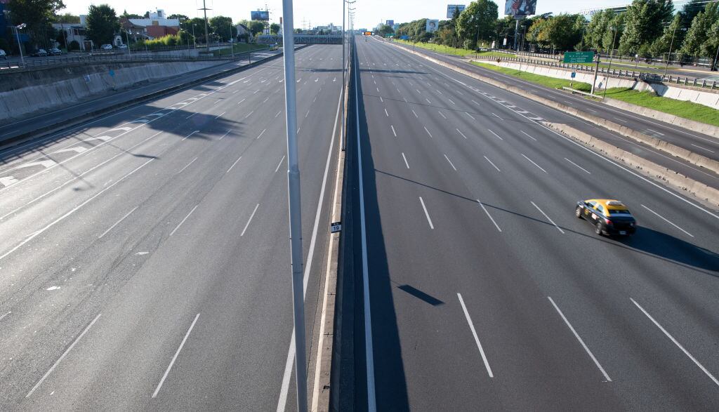 Una autopista vacía en medio del aislamiento social que se desarrolla en Argentina