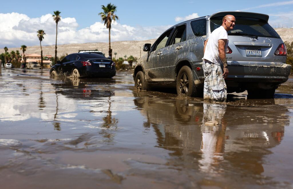 Vehículos atrapados en las inundaciones en California de Estados Unidos