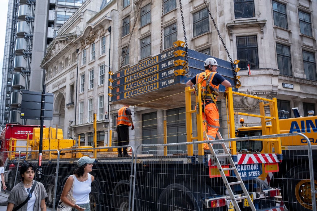 Trabajadores se desempeñan en la ciudad de Londres, donde está la sede del gobierno del Reino Unido.