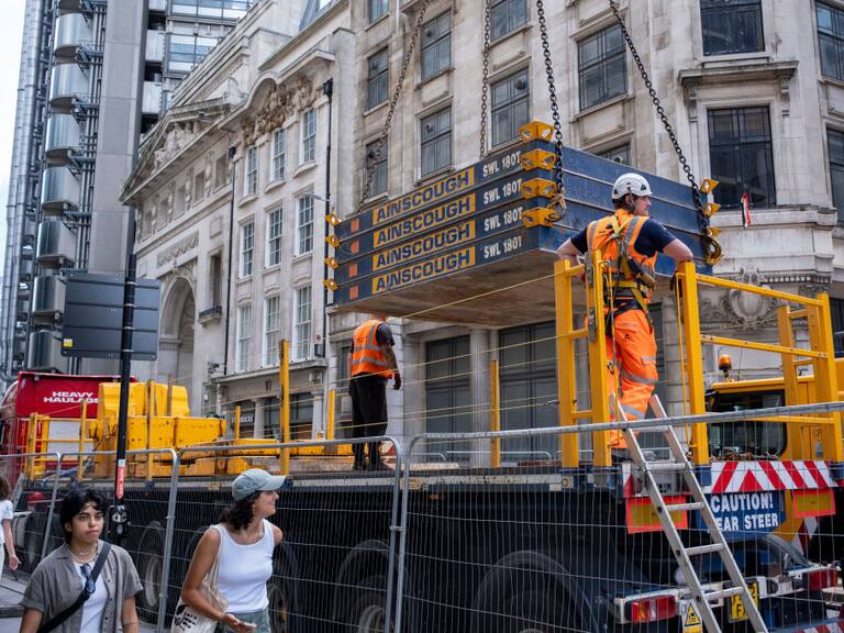 Trabajadores se desempeñan en la ciudad de Londres, donde está la sede del gobierno del Reino Unido.