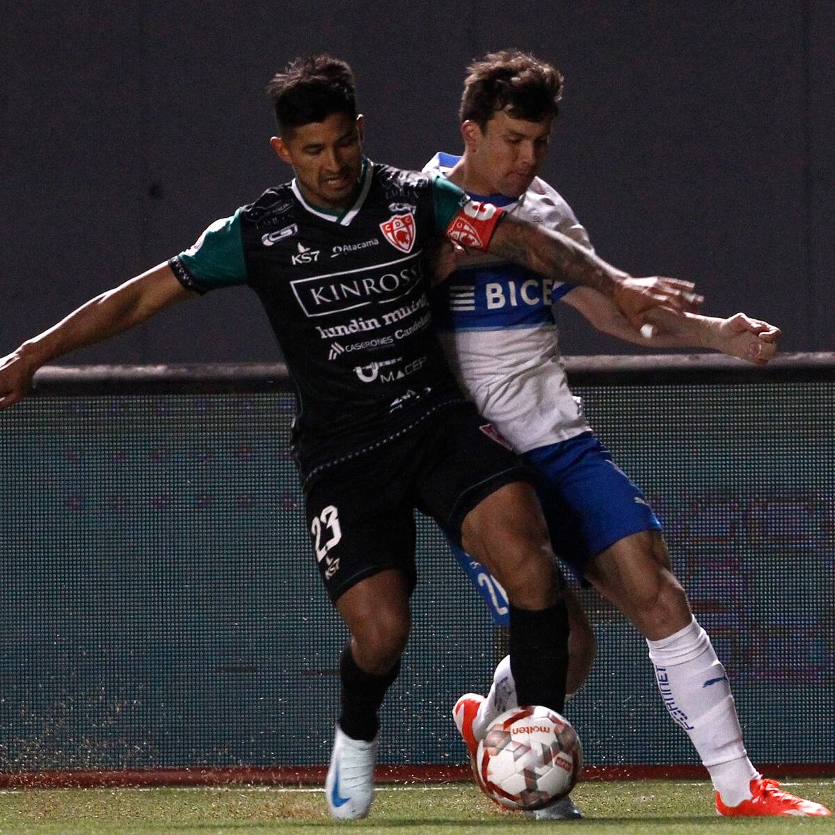La UC superó a Copiapó que terminó jugando con nueve jugadores