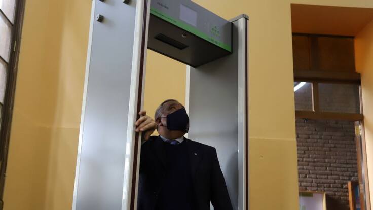 Temuco instala segundo pórtico detector de metales en liceo municipal: medida podría extenderse a otros recintos
