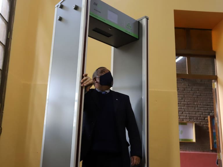 Temuco instala segundo pórtico detector de metales en liceo municipal: medida podría extenderse a otros recintos
