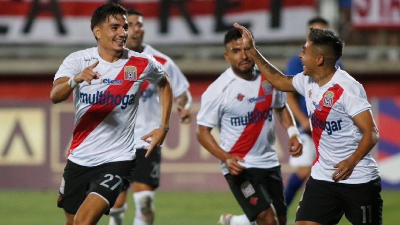Diego Coelho, delantero de Curicó Unido: "En el fútbol chileno los equipos atacan todo el tiempo, hay demasiada diferencia con el uruguayo"