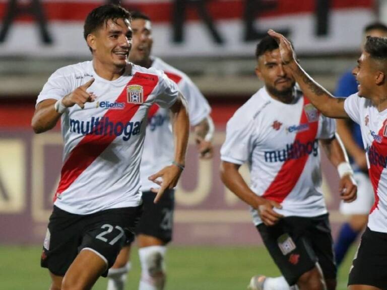 Diego Coelho, delantero de Curicó Unido: "En el fútbol chileno los equipos atacan todo el tiempo, hay demasiada diferencia con el uruguayo"