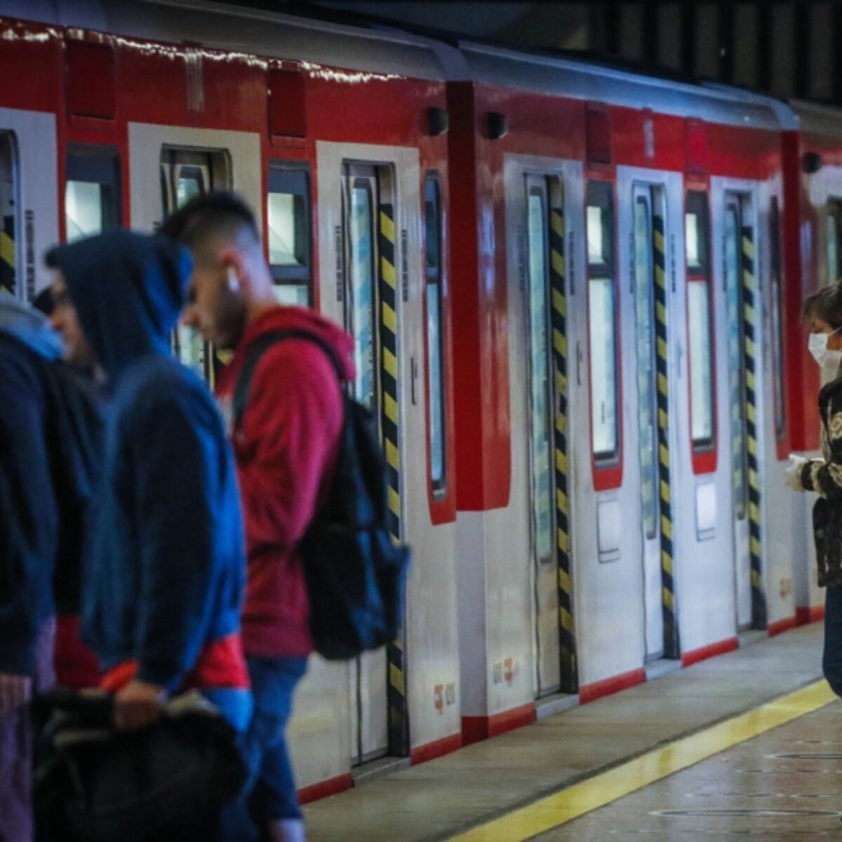 Metro de Santiago reporta retrasos en frecuencia de Línea 1: así funciona el servicio hoy