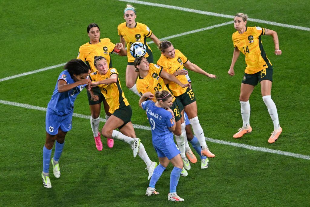 Futbolistas de Australia gana por arriba en el área de Francia en el Mundial Femenino 2023