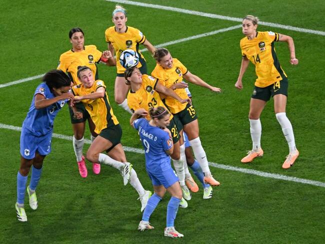 Futbolistas de Australia gana por arriba en el área de Francia en el Mundial Femenino 2023