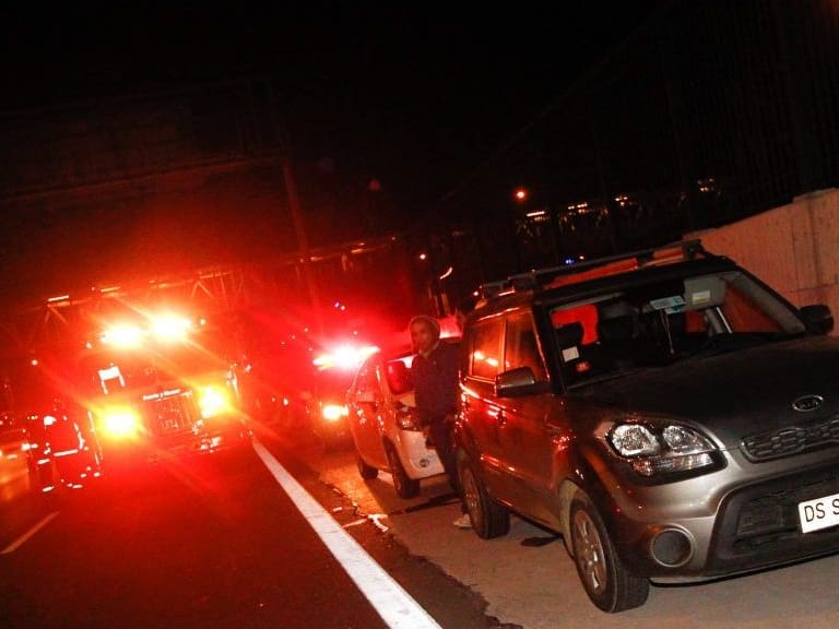 5 DE JUNIO 2013/SANTIAGOAccidente de 6 autos se registro en Américo Vespucio con Gran Avenidaen el cual tres personas resultaron heridas, una de las cuales se encontraría en estado grave, según las primeras informaciones proporcionadas por Carabineros .
FOTO:FRANCISCO LONGA/AGENCIAUNO