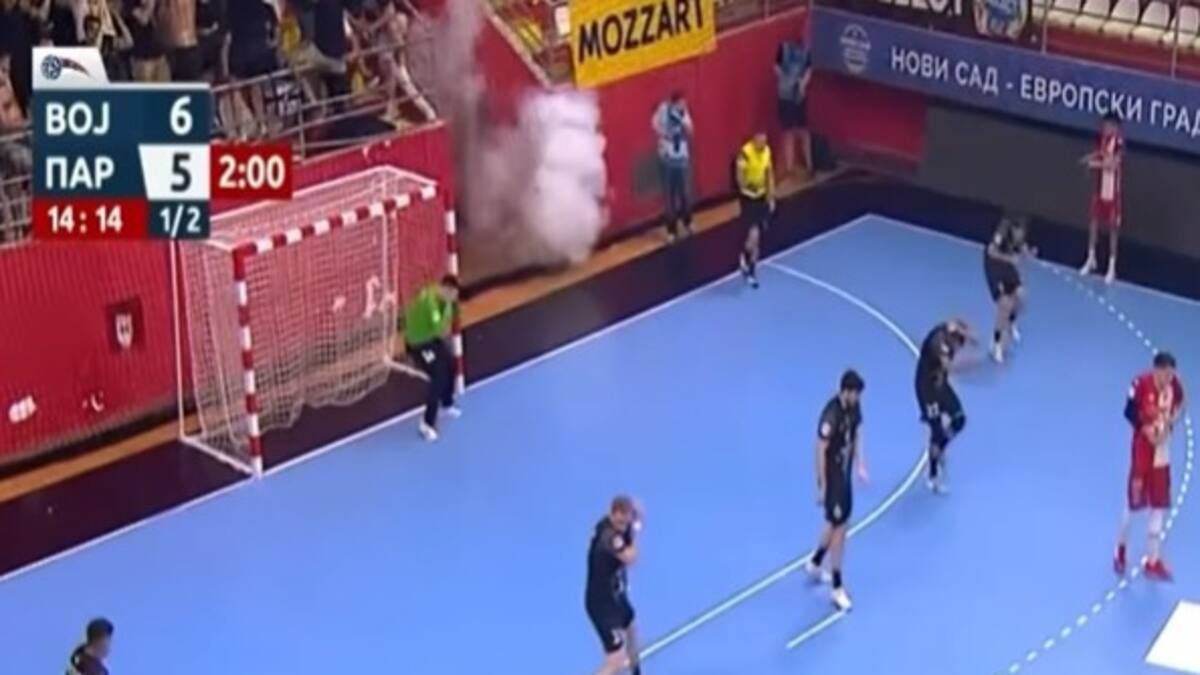 En Europa sí pasa: hinchas arrojan petardos en plena disputa de la final del balonmano en Serbia