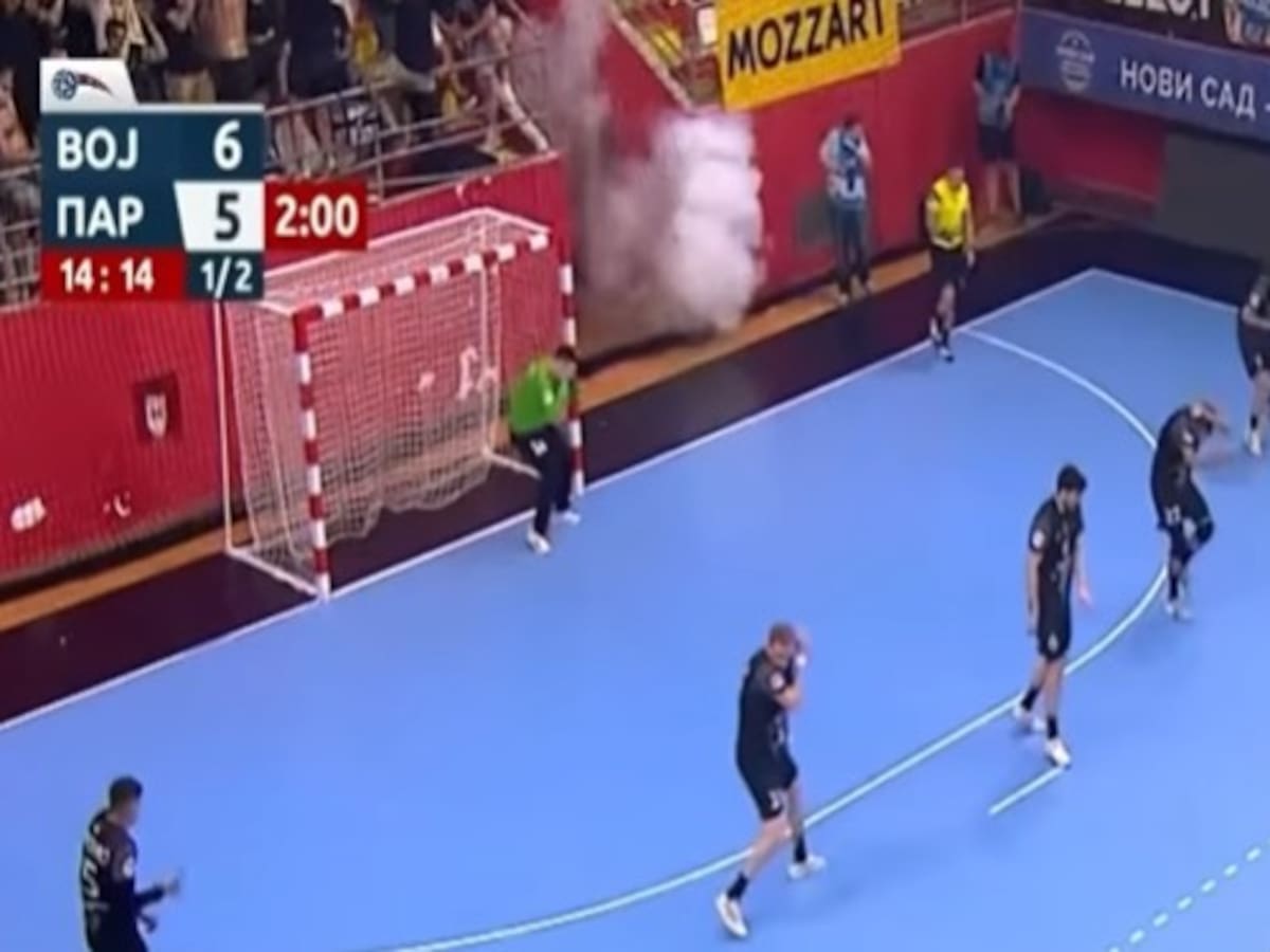 En Europa sí pasa: hinchas arrojan petardos en plena disputa de la final del balonmano en Serbia