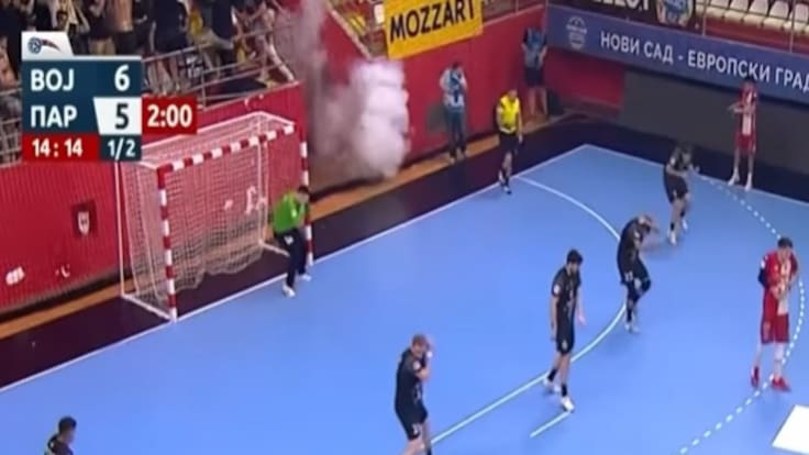 En Europa sí pasa: hinchas arrojan petardos en plena disputa de la final del balonmano en Serbia