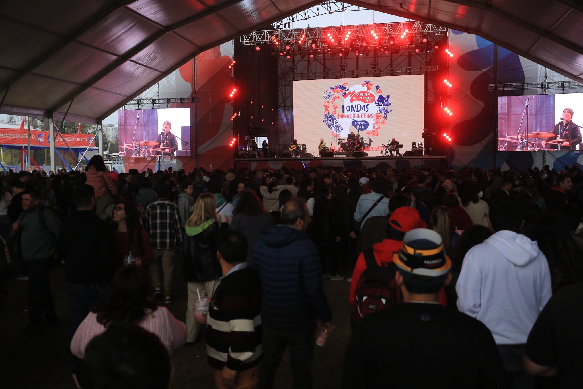 16 DE SEPTIEMBRE 2022/SANTIAGO Masiva segunda jornada en las fondas del Parque o' Higgins, donde cientos de personas concurren para celebrar las fiestas patrias y disfrutar de la música típica y buena comida.
FOTO:LUKAS SOLIS/AGENCIAUNO