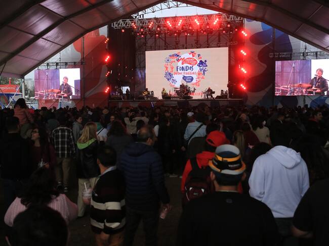 16 DE SEPTIEMBRE 2022/SANTIAGO Masiva segunda jornada en las fondas del Parque o' Higgins, donde cientos de personas concurren para celebrar las fiestas patrias y disfrutar de la música típica y buena comida.
FOTO:LUKAS SOLIS/AGENCIAUNO