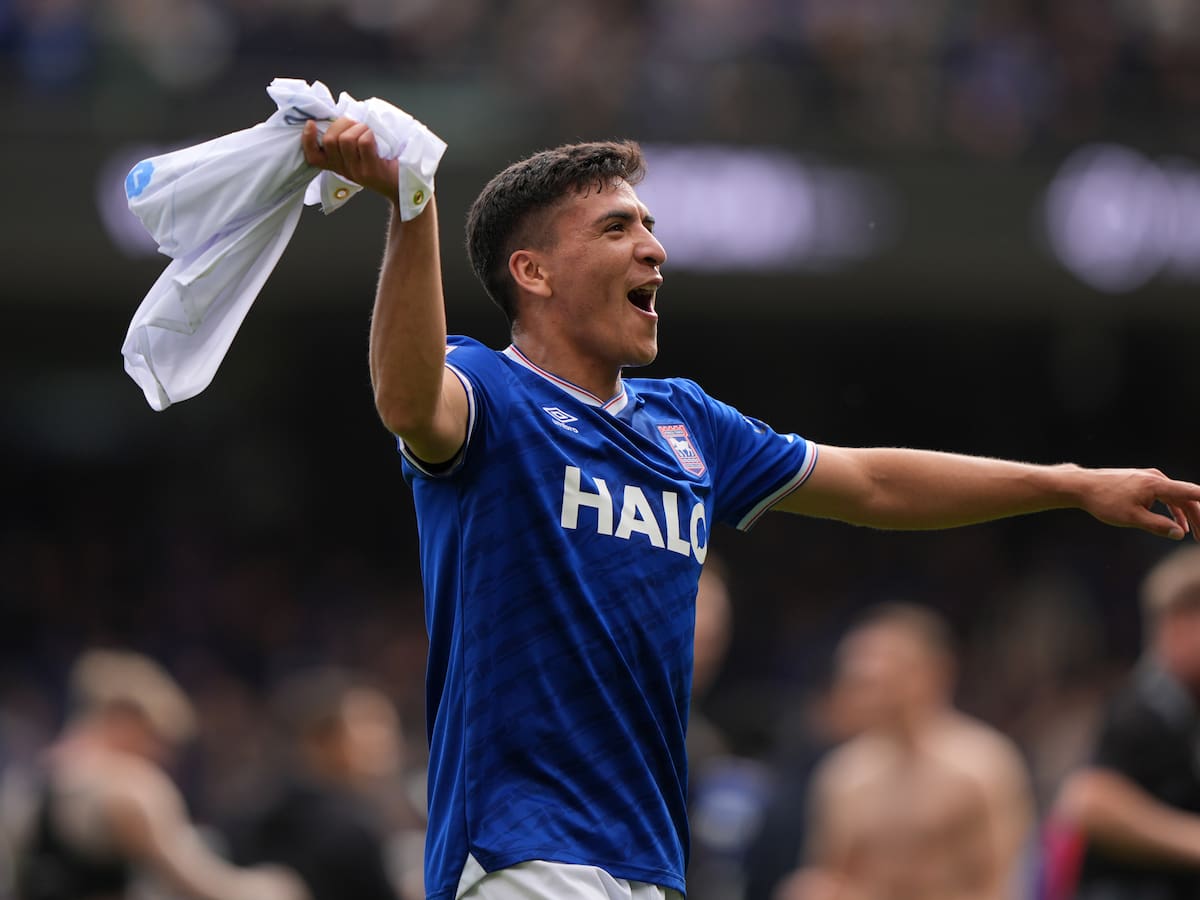 Marcelino Núñez protagoniza particular festejo en su primer clásico con Ipswich tras dejar Norwich
