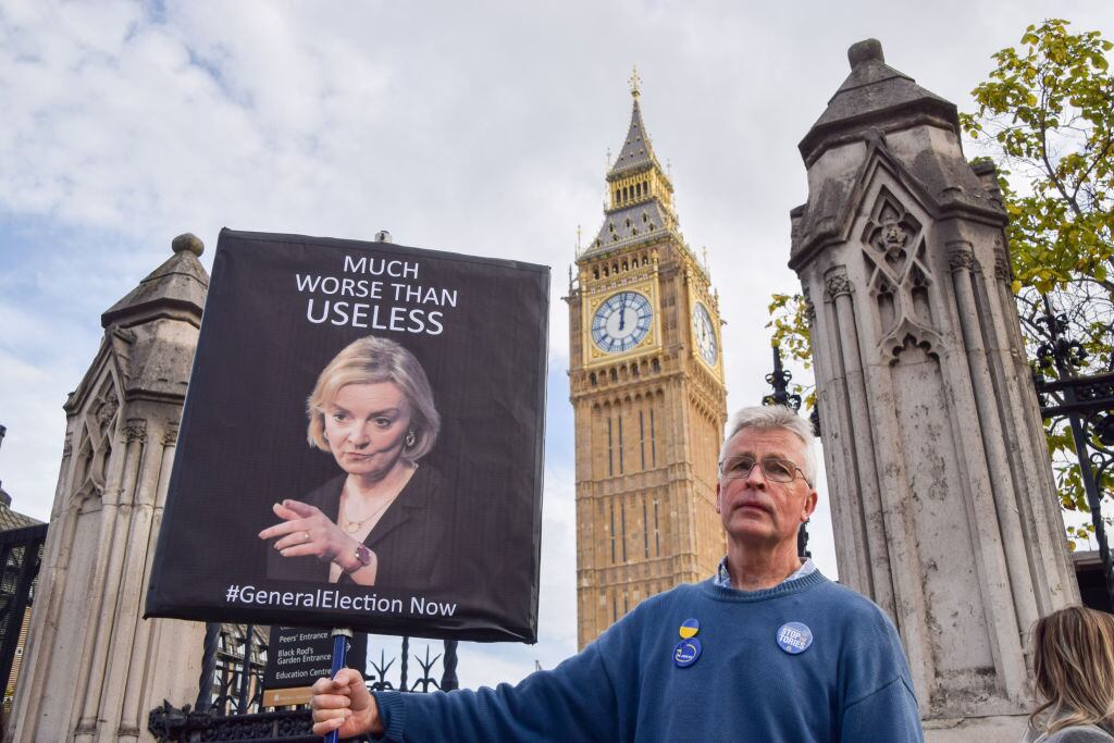 Manifestante con cartel contra la primera ministra Liz Truss en Reino Unido