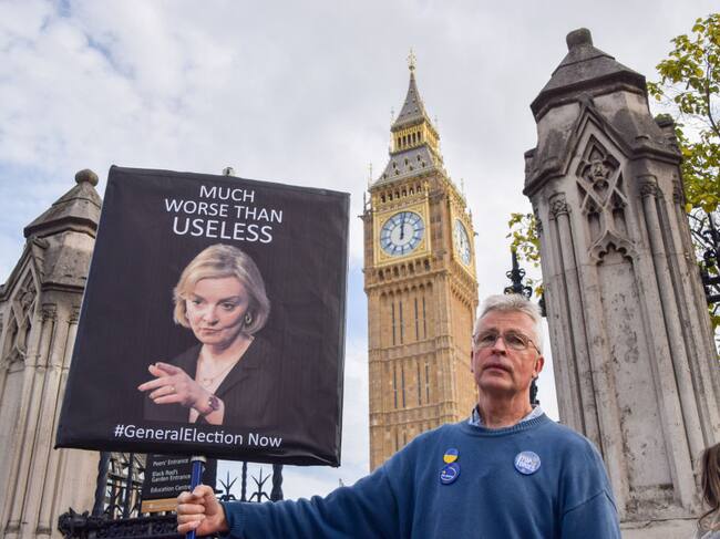 Manifestante con cartel contra la primera ministra Liz Truss en Reino Unido