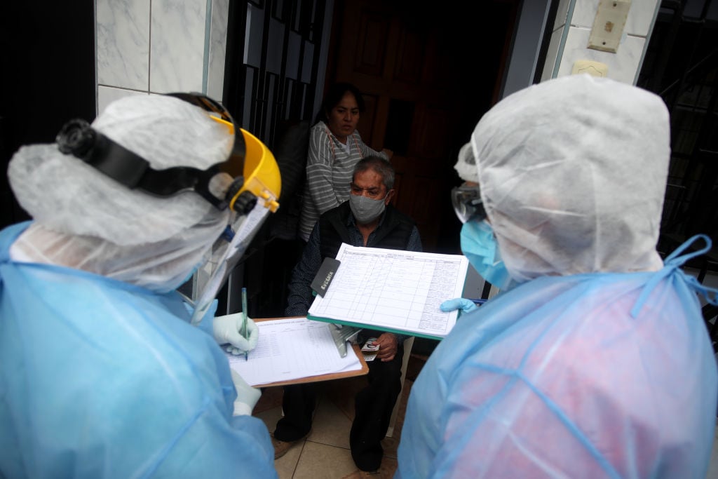 Trabajadores de la salud realizan test y trazan contagios del Covid-19 en Perú
