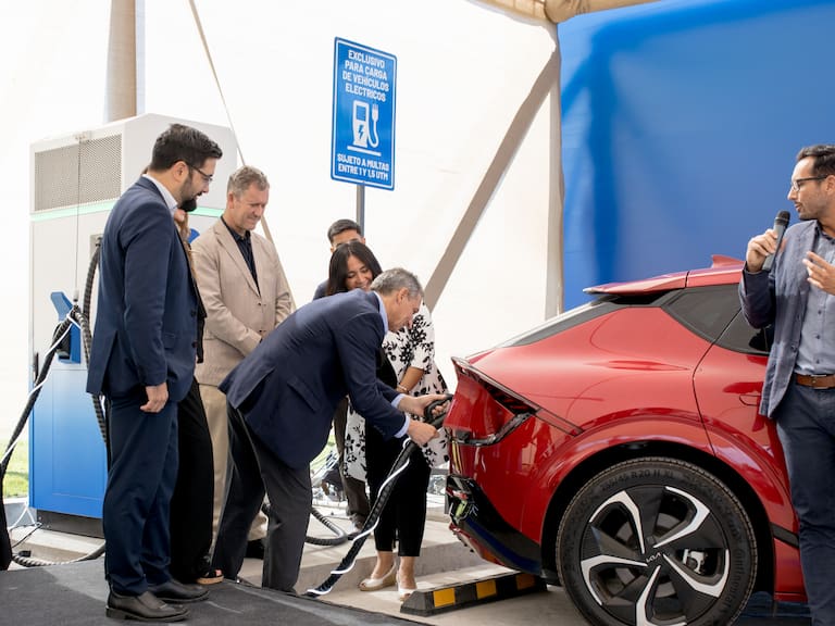Copec pone en marcha los cargadores para autos eléctricos más potentes de Chile: se demoran apenas 10 minutos