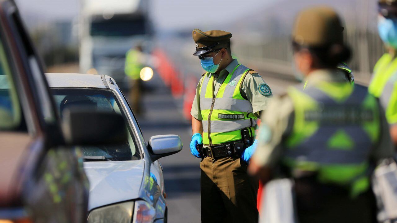 10 de Abril 2020/ SANTIAGO
Carabinero controla a un conductor, durante controles en la ruta 68 por cordn sanitario en medio de la pandemia de COVID-19, donde la restriccin de salir fuera de Santiago se mantiene por fin de semana largo de semana santa, donde se vio un muy bajo flujo vehicular. 

FOTO: Jose Francisco Zuiga /AGENCIAUNO