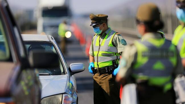10 de Abril 2020/ SANTIAGO
Carabinero controla a un conductor, durante controles en la ruta 68 por cordn sanitario en medio de la pandemia de COVID-19, donde la restriccin de salir fuera de Santiago se mantiene por fin de semana largo de semana santa, donde se vio un muy bajo flujo vehicular.
FOTO: Jose Francisco Zuiga /AGENCIAUNO
