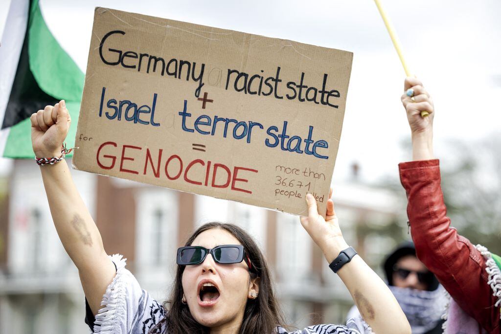 Personas se manifestaron en contra de Israel y Alemania por los ataques militares que enfrenta la Franja de Gaza en Palestina.