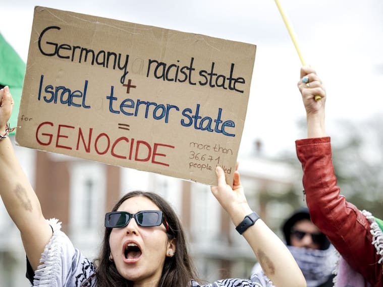 Personas se manifestaron en contra de Israel y Alemania por los ataques militares que enfrenta la Franja de Gaza en Palestina.