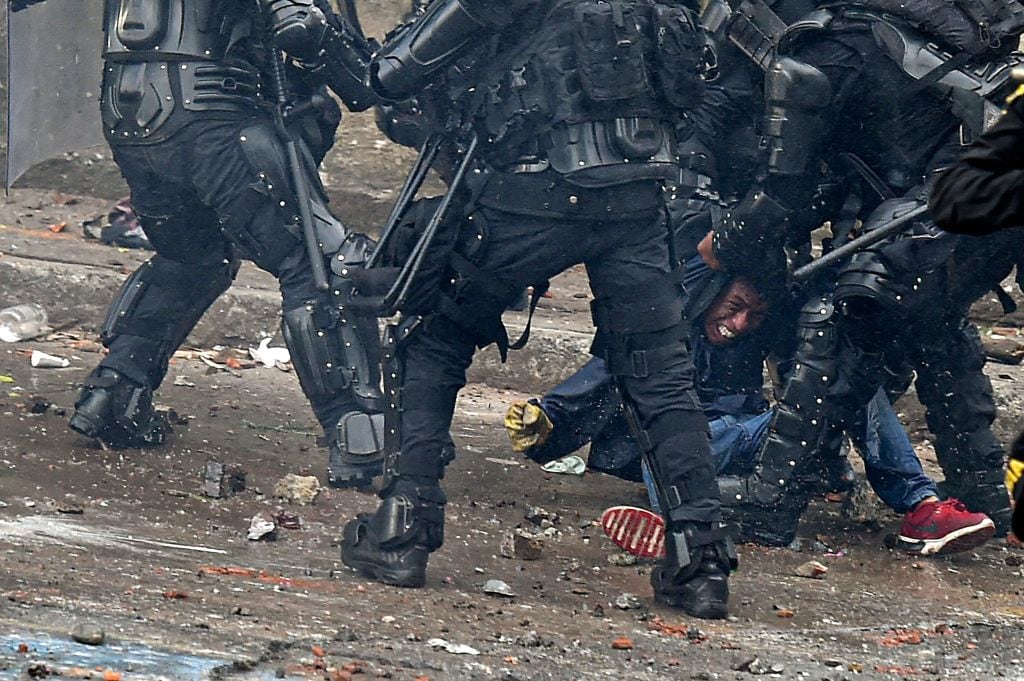 Agentes de seguridad reprimen a manifestante en Colombia