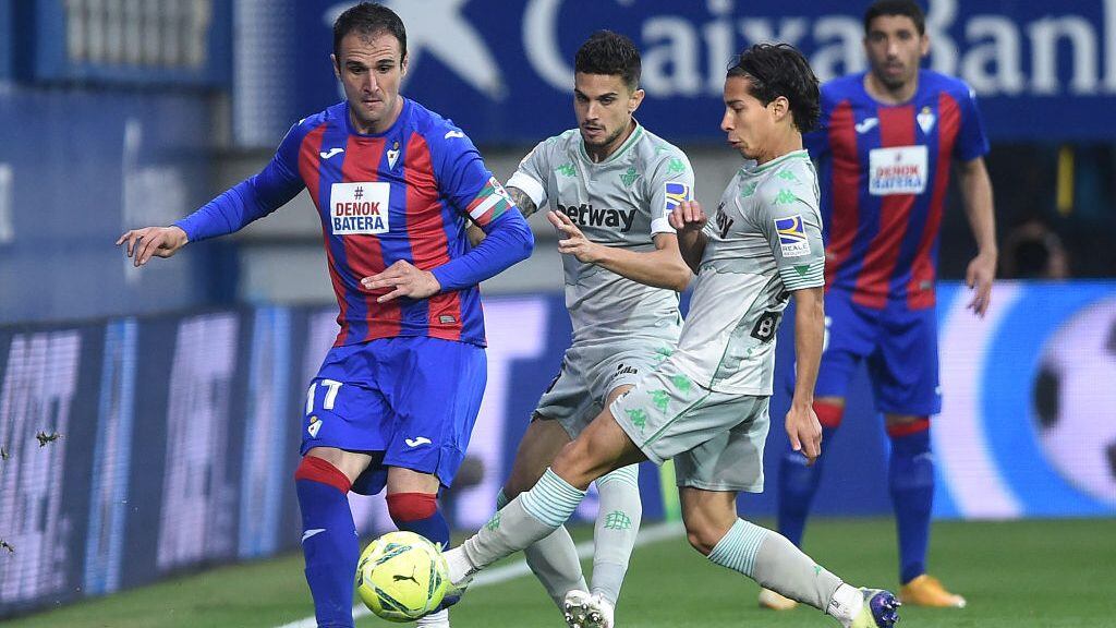 EIBAR, SPAIN - MAY 13: Kike of Eibar is challenged by Diego Lainez of Real Betis during the La Liga Santander match between SD Eibar and Real Betis at Estadio Municipal de Ipurua on May 13, 2021 in Eibar, Spain. Sporting stadiums around Spain remain under strict restrictions due to the Coronavirus Pandemic as Government social distancing laws prohibit fans inside venues resulting in games being played behind closed doors. (Photo by Juan Manuel Serrano Arce/Getty Images)