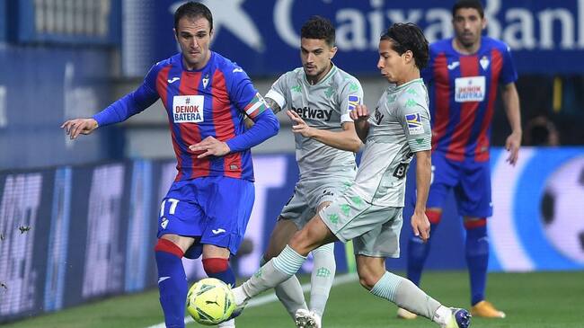 EIBAR, SPAIN - MAY 13: Kike of Eibar is challenged by Diego Lainez of Real Betis during the La Liga Santander match between SD Eibar and Real Betis at Estadio Municipal de Ipurua on May 13, 2021 in Eibar, Spain. Sporting stadiums around Spain remain under strict restrictions due to the Coronavirus Pandemic as Government social distancing laws prohibit fans inside venues resulting in games being played behind closed doors. (Photo by Juan Manuel Serrano Arce/Getty Images)