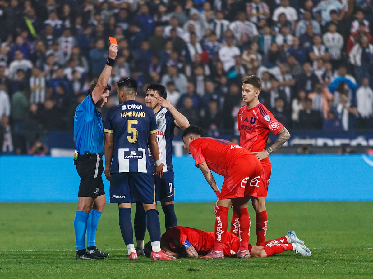 Una de ellas ante la U: jugador peruano se convirtió en el más expulsado del mundo en 2025