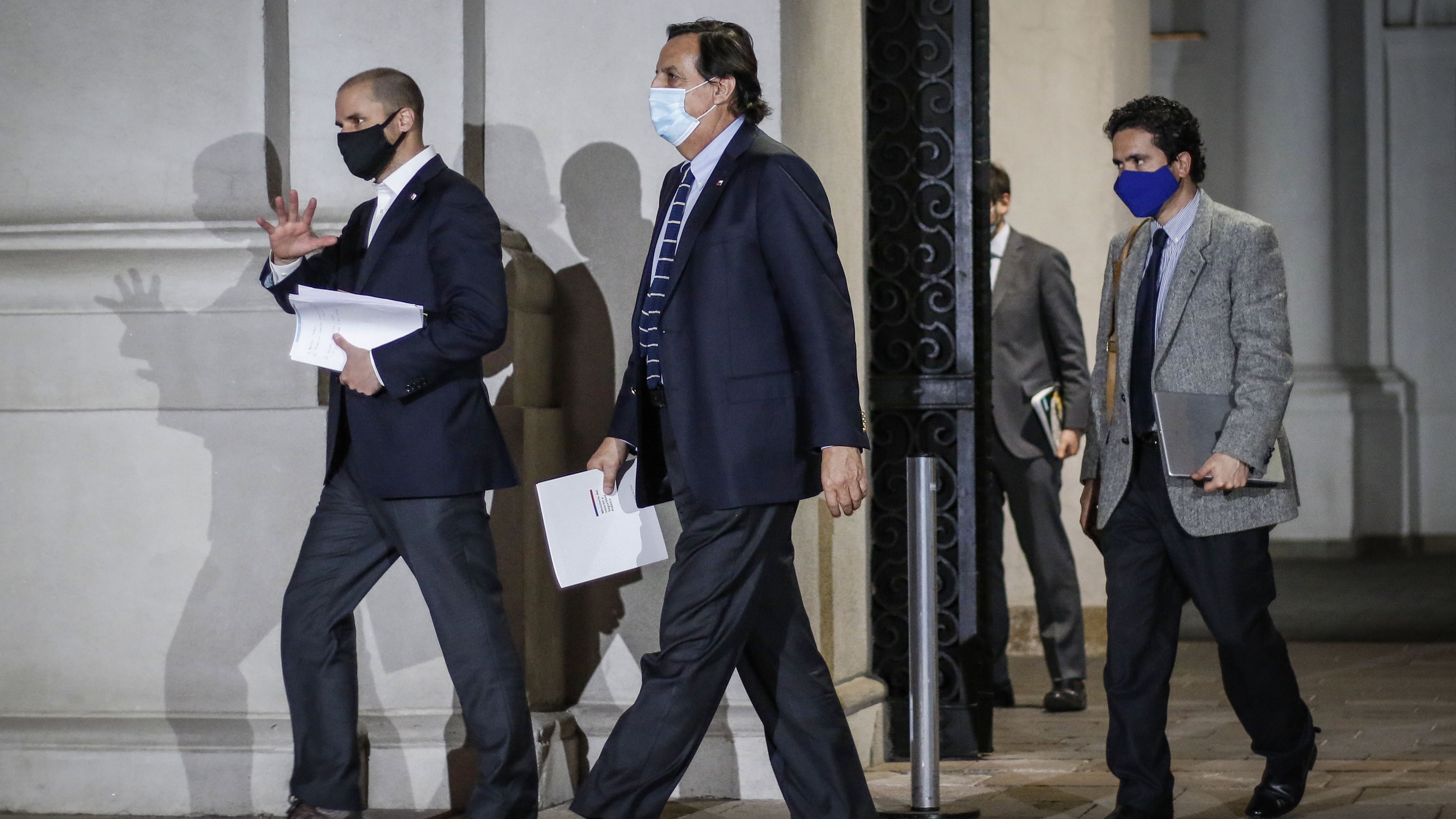 10 de septiembre del 2020/SANTIAGOJaime Bellolio, ministro Secretaria General de Gobierno, Victor Perez, ministro del Interior y Seguridad Publica, Ignacio Briones, ministro de Hacienda, cruzan el entre patio del Palacio de La Moneda, tras finalizar el Consejo de Gabinete que encabezo el Presidente de la Republica.
FOTO: SEBASTIAN BELTRAN GAETE/AGENCIAUNO