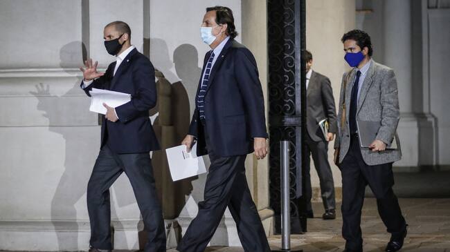 10 de septiembre del 2020/SANTIAGOJaime Bellolio, ministro Secretaria General de Gobierno, Victor Perez, ministro del Interior y Seguridad Publica, Ignacio Briones, ministro de Hacienda, cruzan el entre patio del Palacio de La Moneda, tras finalizar el Consejo de Gabinete que encabezo el Presidente de la Republica.
FOTO: SEBASTIAN BELTRAN GAETE/AGENCIAUNO