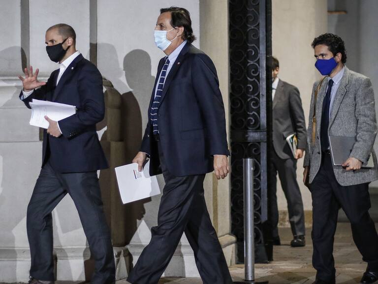10 de septiembre del 2020/SANTIAGOJaime Bellolio, ministro Secretaria General de Gobierno, Victor Perez, ministro del Interior y Seguridad Publica, Ignacio Briones, ministro de Hacienda, cruzan el entre patio del Palacio de La Moneda, tras finalizar el Consejo de Gabinete que encabezo el Presidente de la Republica.
FOTO: SEBASTIAN BELTRAN GAETE/AGENCIAUNO