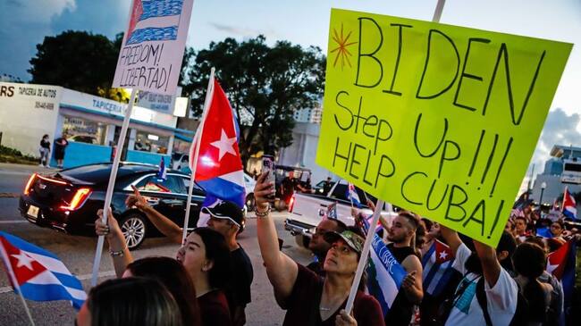 Cubanos en Miami piden a Biden que no descarte intervención militar