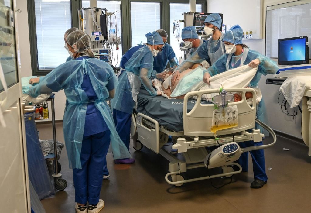 Trabajadores de la salud enfrentan al Covid-19 en el hospital de Valenciennes