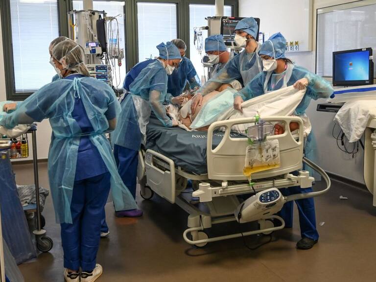 Trabajadores de la salud enfrentan al Covid-19 en el hospital de Valenciennes