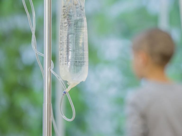 Niña francesa logra la remisión de su cáncer gracias a células madre de un recién nacido chileno