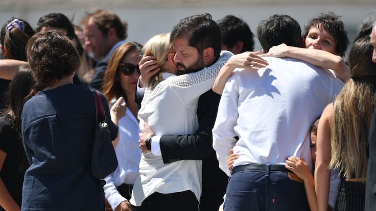 Presidente Gabriel Boric encabeza honores a los restos de Sebastián Piñera en su llegada al Grupo 10 de la FACh