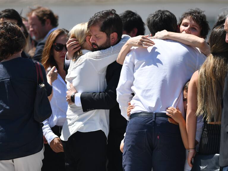 Presidente Gabriel Boric encabeza honores a los restos de Sebastián Piñera en su llegada al Grupo 10 de la FACh