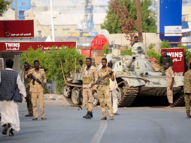 Soldados de Sudán leales a Abdel Fattah Al-Burhan avanzan por Puerto Sudán