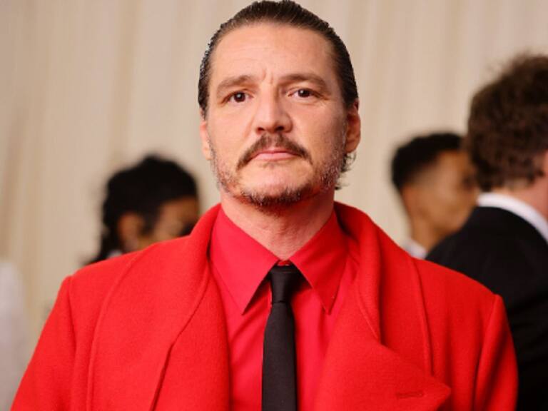 De rojo y mostrando pierna: El jugadísimo look de Pedro Pascal en la Met Gala 2023