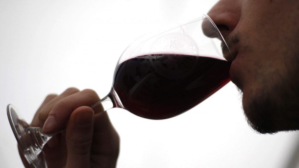 18 de Agosto de 2017/SANTIAGODetalle de una copa de vino tinto durante la feria gastronmica gratuita "ProviGourmet" ubicada en el Centro Montecarmelo, que rene este viernes 18 y sbado 19 de agosto Òa la mejor y ms variada oferta gourmet de la comunaÓ.
FOTO: PABLO VERA LISPERGUER/AGENCIAUNO